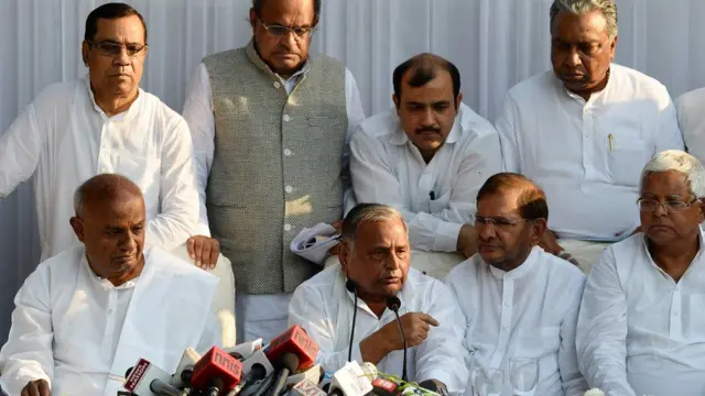 ત્રીજા મોરચાના નેતાઓ સાથે દેવેગૌડા