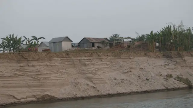 নদীভাঙ্গনের কারণে মানুষ ভিটেমাটি ছাড়া হয় প্রতিবছর