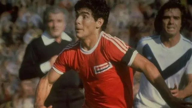 Diego Armando Maradona com a camiseta7games aplicativo de gameArgentinos Juniors.