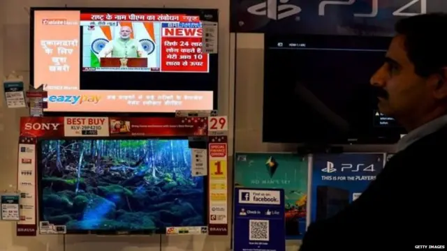 ਟੈਲੀਵੀਜ਼ਨ ਦੇਖ ਰਿਹਾ ਕੋਈ ਵਿਅਕਤੀ