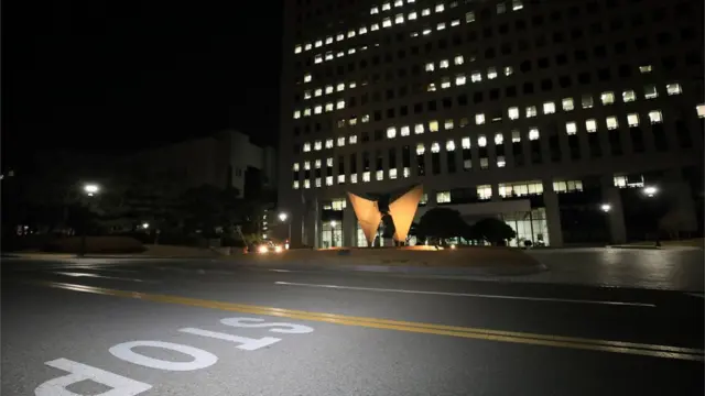 윤석열 총장 직무배제 발표가 난 24일 저녁, 서울 서초구 대검찰청 청사에 불이 켜져 있다