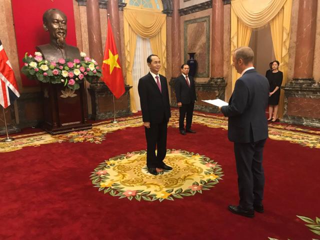 Ông Gareth Ward trình quốc thư trước Chủ tịch Trần Đại Quang.