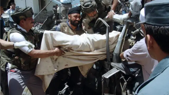 કાબુલસ્થિત ભારતીય દૂતાવાસ પર 2008ની સાતમી જુલાઈએ કરવામાં આવેલા હુમલામાં મૃત્યુ પામેલા લોકોના શબને કારમાંથી બહાર કાઢી રહેલા ભારતીય અને અફઘાની જવાનો.