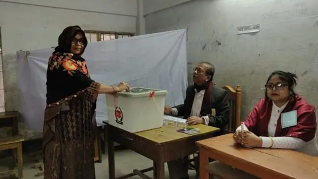 চট্টগ্রামে একটি ভোটকেন্দ্রে ভোটগ্রহণ চলছে