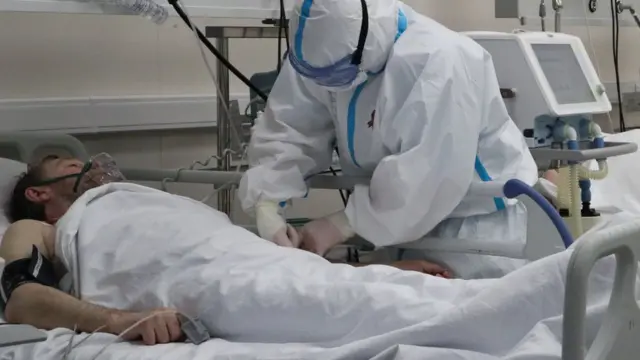 Un médico atiende a un paciente con covid-19