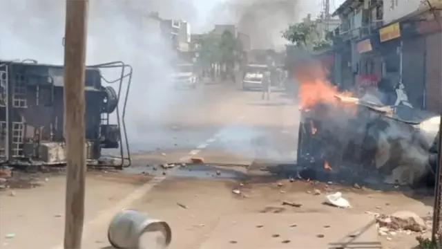 હિંમતનગરમાં રામનવમીના સરઘસ દરમિયાન થયેલી અથડામણ દરમિયાન વાહનોની તોડફોડ કરીને આગ ચાંપી દેવાઈ હતી.