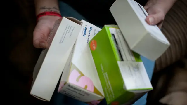 Mandy con algunos de sus medicamentos