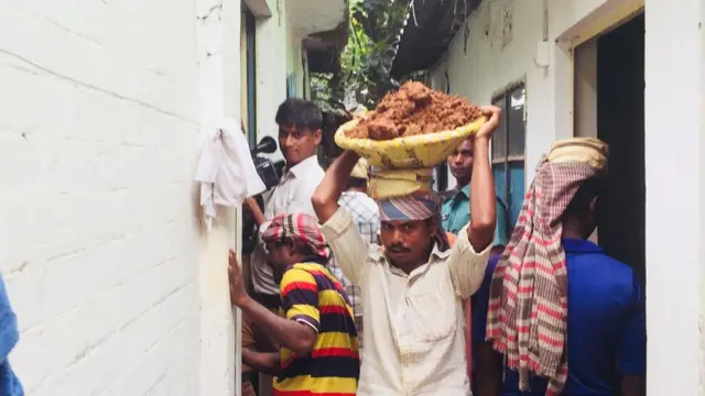 বাড়িটি নিয়ে সৃষ্টি হয়েছে ব্যাপক কৌতুহল।