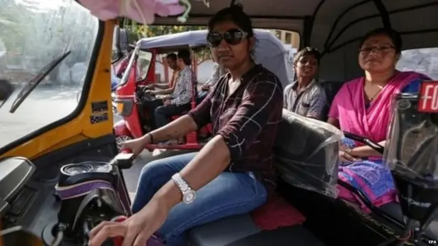 ऑटोरिक्षा चालवणारी एक महिला.
