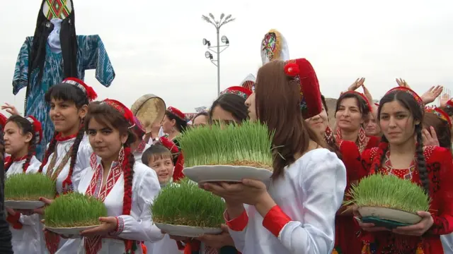 Мактаб ўқувчилари ундирилган буғдойни кўтариб олишган