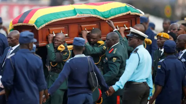 Peti mati Mugabe dibawa menuju helikopter militer setelah dari stadion Rufaro, Harare.
