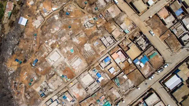 Casi 200 casas han sido destruidas por el fuego.