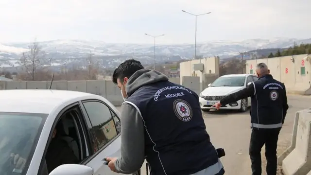 Polisler yol kontrolü yapıyor