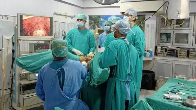 அறுவை சிகிச்சை செய்யும் டாக்டர் அமித் டாண்டன்