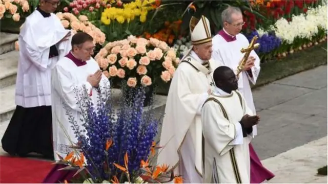 Kiongozi wa kanisa Katoliki Duniani Papa Francis amelaani vikali mashambulio hayo.