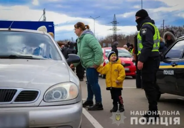 来自马里乌波尔的母子两人在北部城市扎波罗热