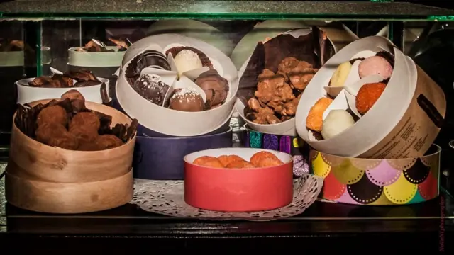 Сладости в витрине