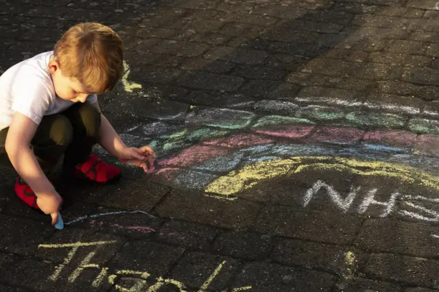 Мальчик с эмблемой NHS