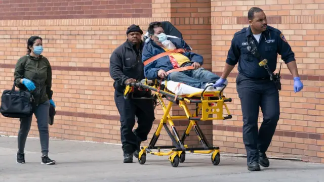 Camilla con paciente siendo trasladado por camilleros