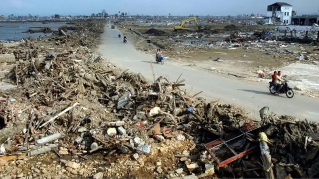 2004 - இல் உலகையே புரட்டிப்போட்ட சுனாமி