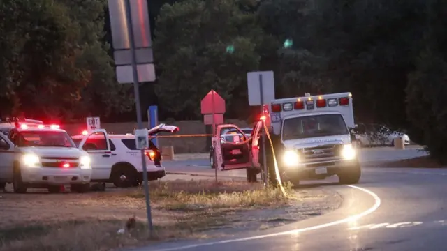 Los servicios de emergencia llegando al festival del Ajo de Gilroy.