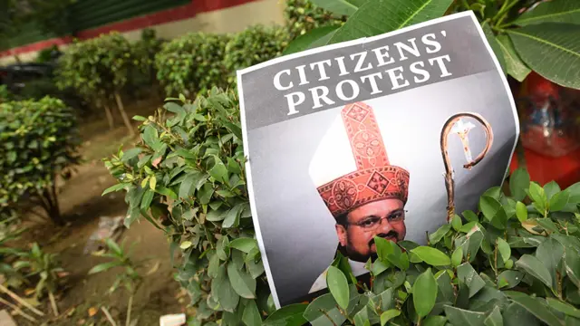 बिशप फ्रँको मुलक्कल यांचा निषेध करणारं पोस्टर