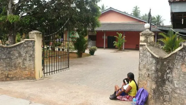 දරුවා සහ මව කුලියාපිටිය පාසල ඉදිරියේ උපවාසයක