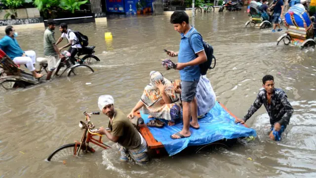 শুক্রবার সারাদিন এবং শনিবার দুপুর পর্যন্ত রাজধানী ঢাকা সহ দেশের বিভিন্ন অঞ্চলে বৃষ্টি ও ঝোড়ো বাতাস অব্যাহত থাকতে পারে বলে