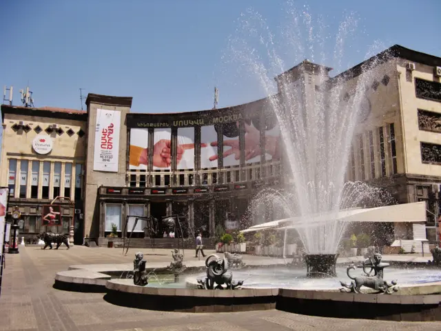 Площадь Шарля Азнавура