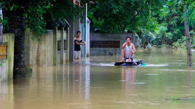 Người dân bơi phương tiện tự tạo
