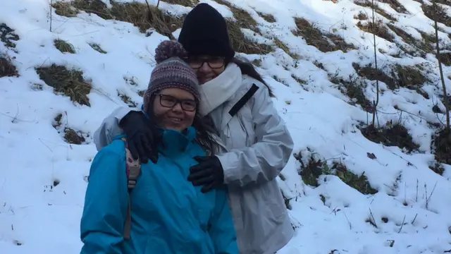 Letícia e a mãe, Denise