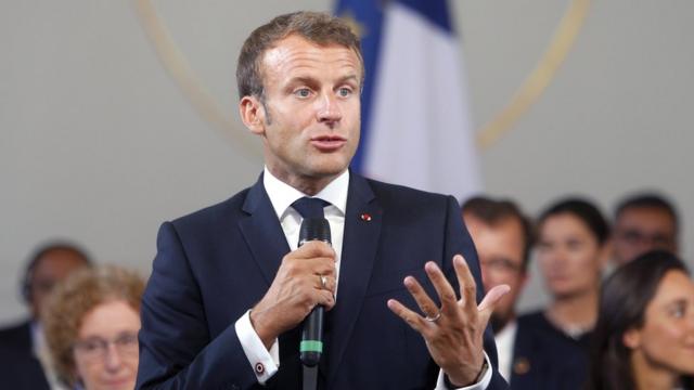 Emmanuel Macron faz discurso com plateia e bandeira no planoroleta de 1 a 100 onlinefundo