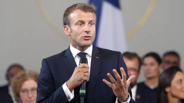 Emmanuel Macron faz discurso com plateia e bandeira no plano355 betfundo