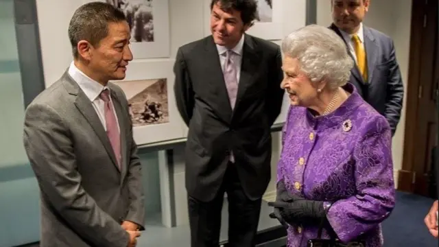 এভারেস্ট জয়ের ৬০ বছর পূর্তি অনুষ্ঠানে জামলিং তেনজিংয়ের সঙ্গে রানি। ২০১৩, লন্ডন