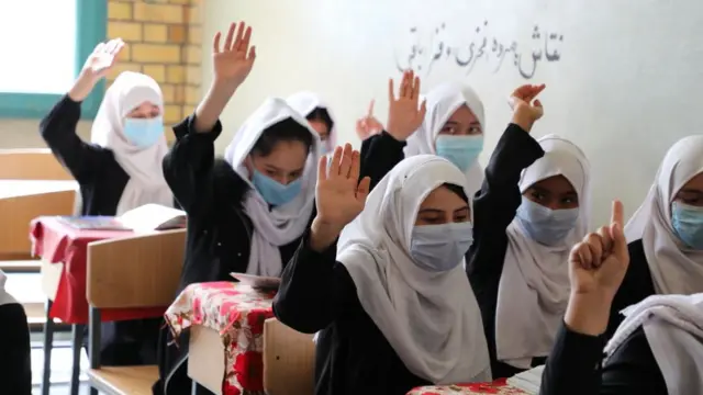 د ښوونځي نجونې