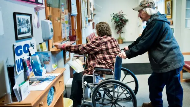 Persona en silla de ruedas.