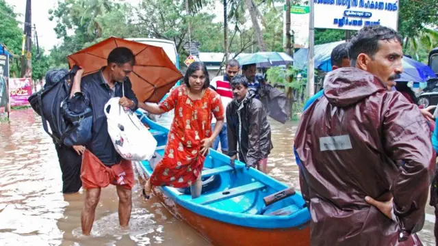 கேரளா வெள்ளம்: 'மக்களை காப்பாற்ற முடியவில்லையே!' -கதறி அழுத பஞ்சாயத்து தலைவி
