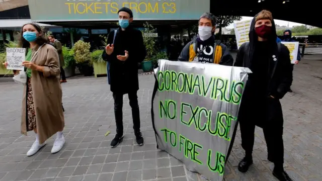 Protesta de trabajadores despedidos en Reino Unido.