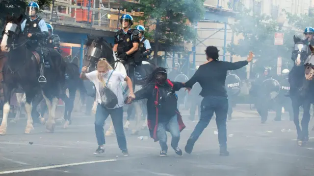 Waandamanji wawatoroka maafisa wa polisi wanaotumia farasi kuwatawanya