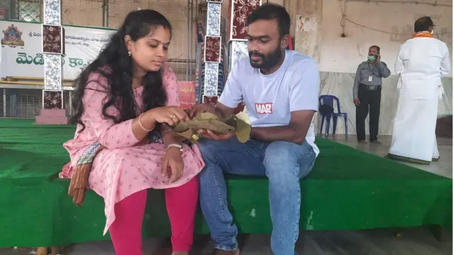 అన్నవరం ప్రసాదం స్వీకరిస్తున్న యువజంట