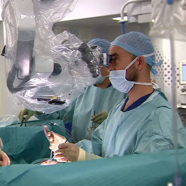 Jeelani con el microscopio