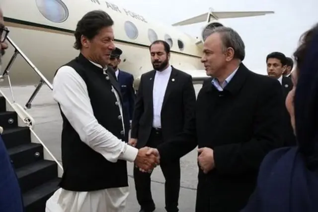 آقای خان در اولین سفرش به ایران در اردیبهشت سال جاری به عنوان نخست وزیر پاکستان ابتدا به مشهد رفت