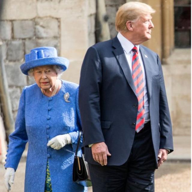 Trump camina junto a la reina Isabel II