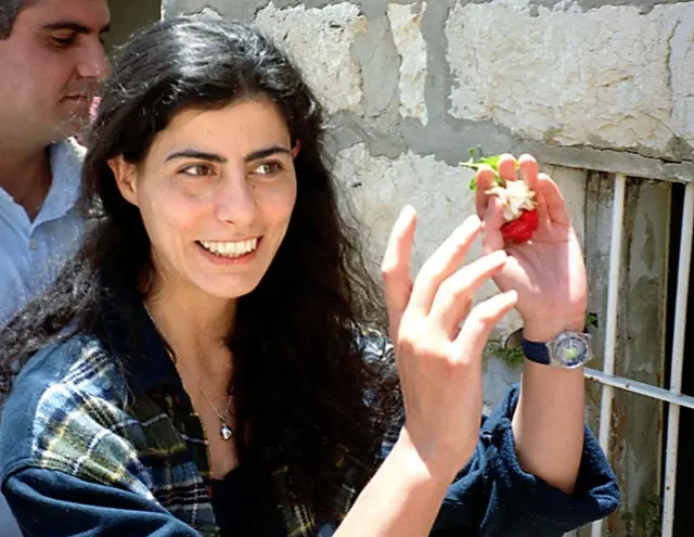 سهى بشارة في زيارة قامت بها عام 2000 لسجن الخيام الذي قضت فيه 10 أعوام في أعقاب محاولتها اغتيال أنطوان لحد