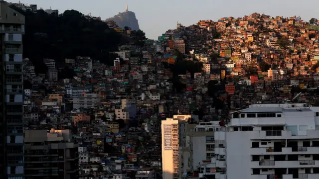 A favela da Rocinha, com a estátua do Cristo Redentor ao fundo