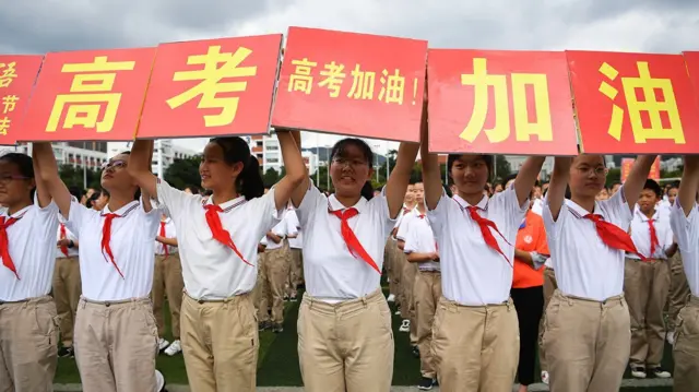 高考前夕，昆明市第一中学的学生们为高三年级学生举行高考“壮行仪式”。