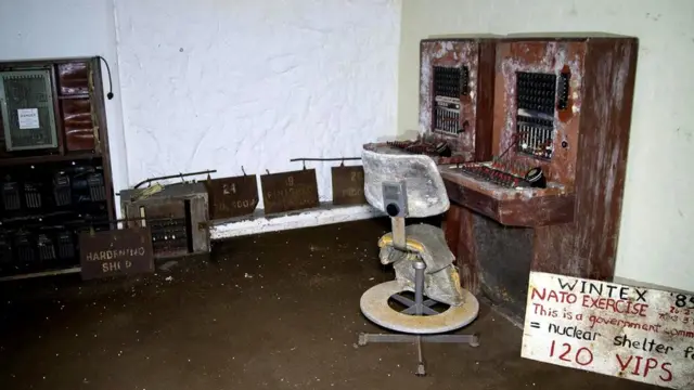 В одном из правительственных кабинетов сохранился плакат с демонстрации 1985 года