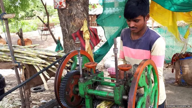 अशोक म्हणतो सरकारी नोकरीच करायची.