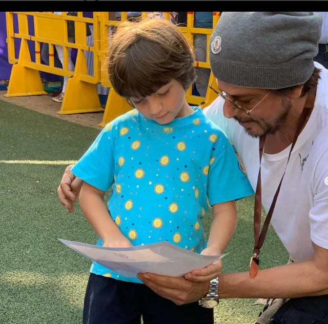 शाहरूख खान त्याचा धाकटा मुलगा अबरामसोबत