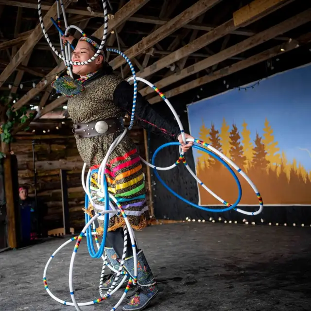 Osim što dočekuje posetioce da upoznaju konje, farma je domaćin niza besplatnih festivala koji proslavljaju godišnja doba